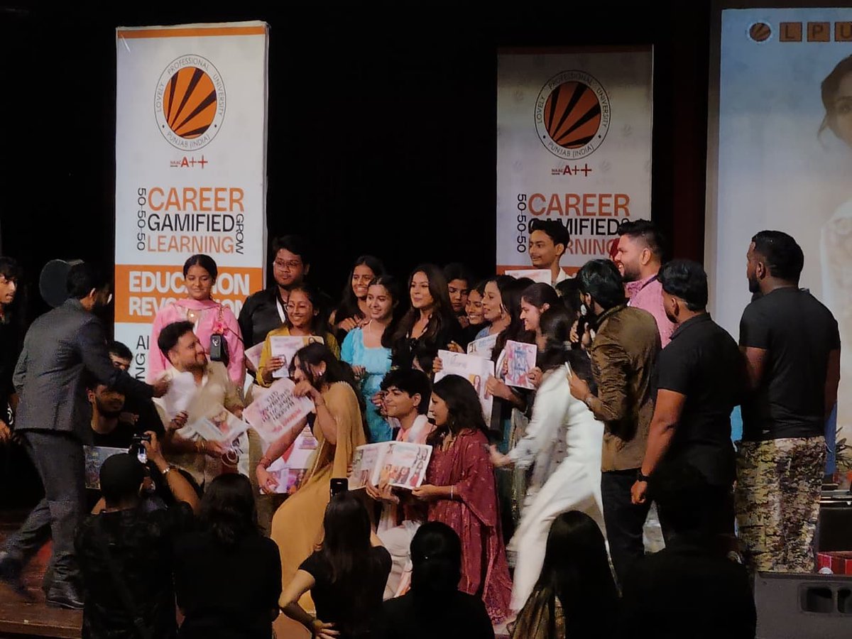 irfan_skg's tweet image. Some pics from the event where she's being honoured by the University authorities ❤️
#ShehnaazGill #IkkKudi #IkkKudiOn31Oct