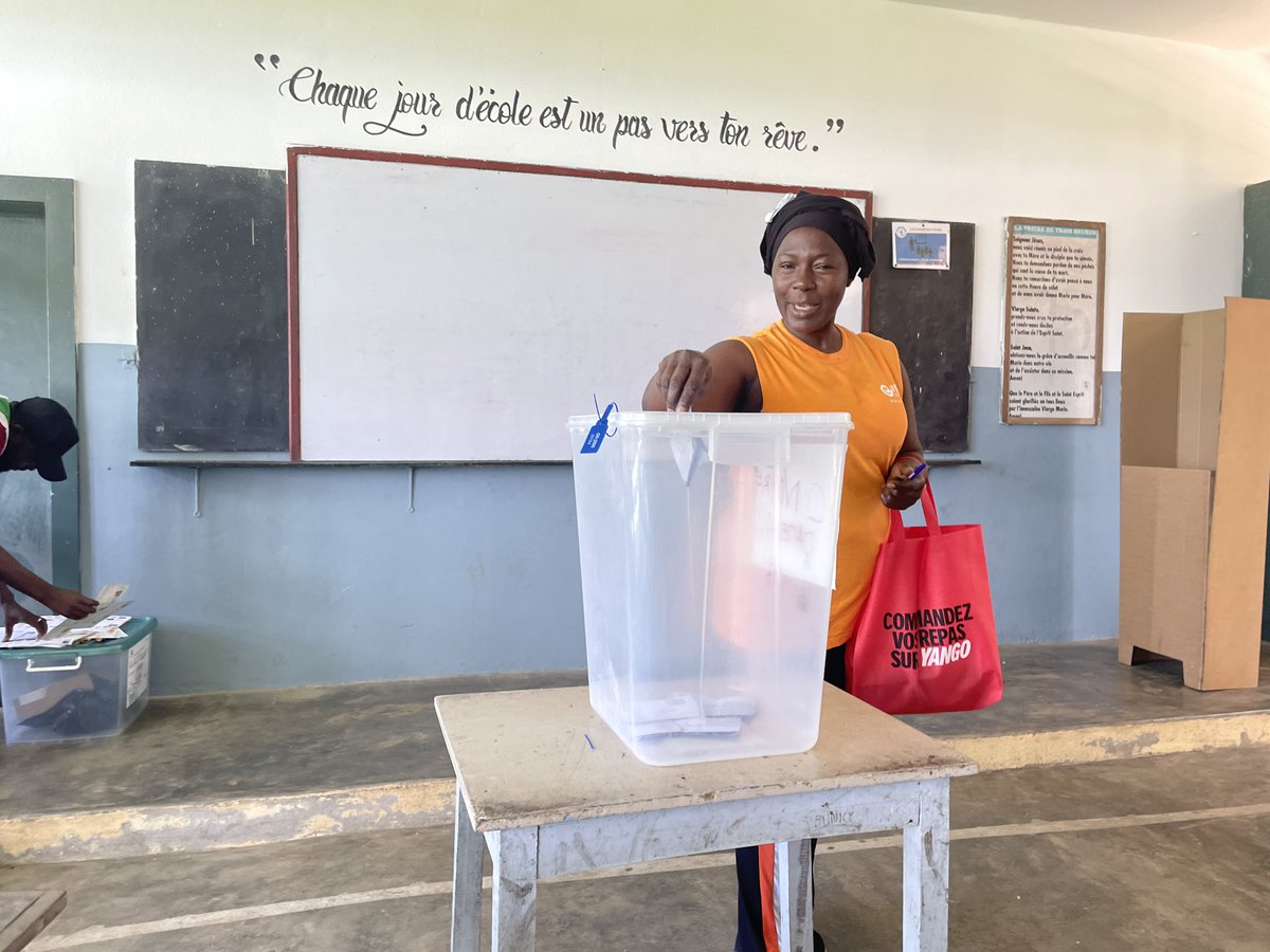 Au collège Notre-Dame d’Afrique de Marcory, autre ambiance : le vote a commencé dans le calme. On entend au loin des fidèles chanter durant une messe. Dans un bureau, une femme ne sait pas où glisser son bulletin. «Expliquez-moi», lance-t-elle, amusée, aux agents <a href="/RFI/">RFI</a> <a href="/RFIAfrique/">RFI Afrique</a>