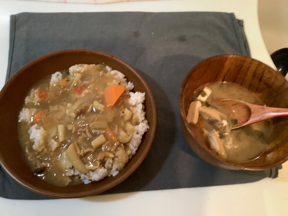 夕飯は勿論、週末恒例カレーと豚汁です。
見て下さい‼️(デンデケデン♪)