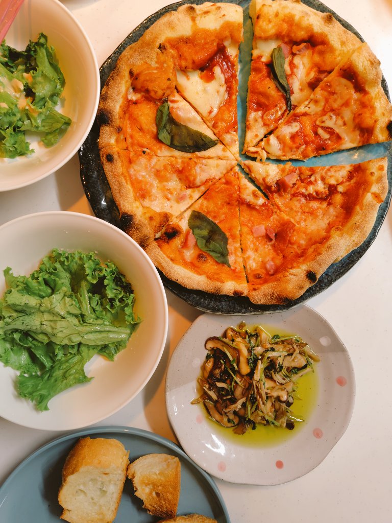 お疲れさまです♪今日の夜ご飯はピザ🍕😄