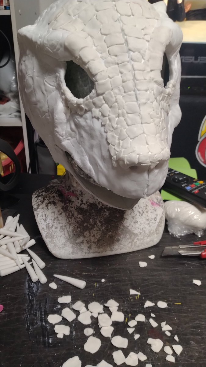 COSボードではありませんがEVAボードに粘土を盛りまくる芸人です。
ボードに木工ボンドを薄く塗り、乾くか乾かないかのタイミングで粘土を盛ると剥がれないです（個人の感想）