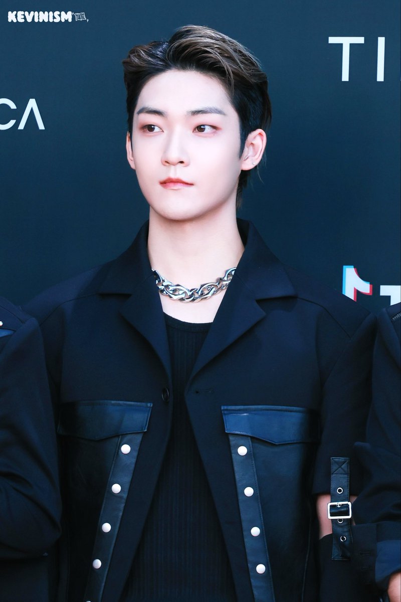 kevinism604's tweet photo. 251025 틱톡어워즈 레드카펫

🖤

#Kevin #케빈 #문형서 #ケビン
#THEBOYZ #더보이즈 https://t.co/cEeow85oqn