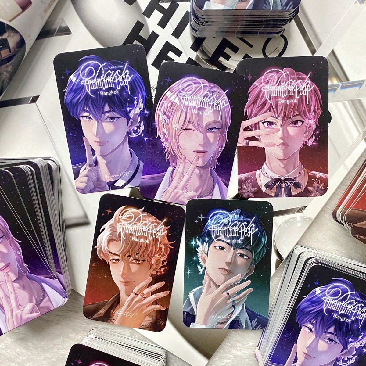 ช่วงชุลมุนตอนนี้เดินถือ กอว ลอยไปลอยมา ชั้น 4-6 อยู่นะคับบ ใครเจอคนที่มีแมวดำเกาะหัว เสื้อสีดำ กระโปรงเงิน กระเป๋าเงิน+กระเป๋าดำ สะกิดมาจุ่ม กอว ได้เลยนะคะ 😍
ขอบคุณโฟโต้การ์ดงานเนี้ยบงานไวด้วยค่ะ 💖

#Lorragiveaway #siripatx24