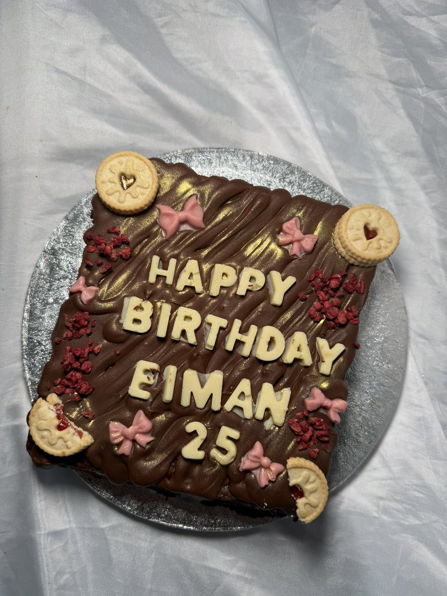 lemonbakes_x's tweet photo. Birthday brownie slab 🎀💕 https://t.co/A9wyqpQfig