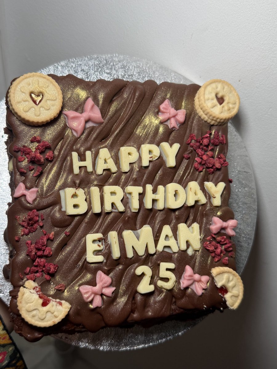 lemonbakes_x's tweet photo. Birthday brownie slab 🎀💕 https://t.co/A9wyqpQfig