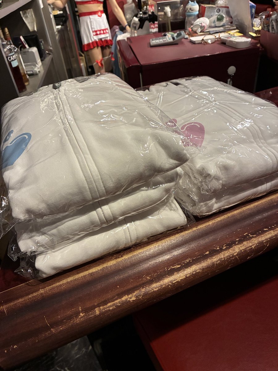 レヴクロパーカー先着５着となります✨

本日限り、羽舞さんで直接販売してます🥰

#RAVECROSS
#レヴクロ
#羽舞