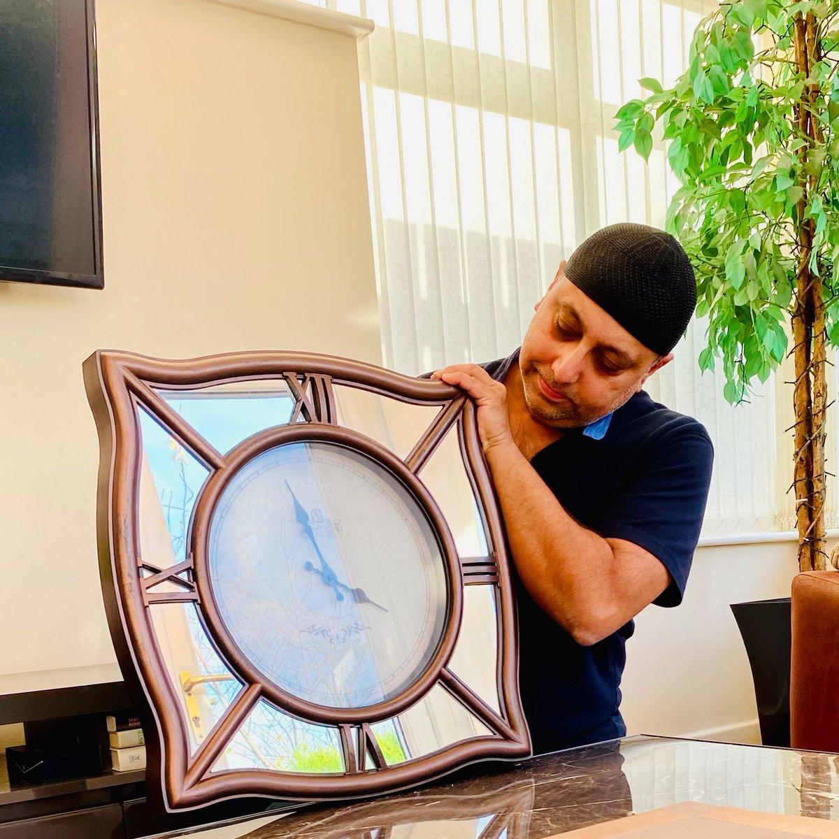 FazPatel_MBE's tweet image. As #ClocksGoBack, let’s lend a hand to those struggling with traditional #clocks by helping them change their clocks. It’s a small thing to do but has a huge impact on those who struggle. Check in on friends, neighbours, and the elderly who might feel lonely or isolated 🤍