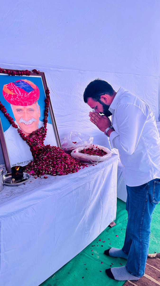 DrBabluSolanki's tweet photo. जयनारायण व्यास विश्वविद्यालय (JNVU) के पूर्व छात्रसंघ अध्यक्ष श्री सुनील चौधरी जी को पितृशोक पर उनके निवास (भावी , बिलाड़ा) पर पहुँचकर दिवंगत आत्मा को श्रद्धांजलि अर्पित की तथा शोकाकुल परिवारजनों को सांत्वना प्रदान की !
@SunilChoudharyO https://t.co/hAbOVOO5Ql