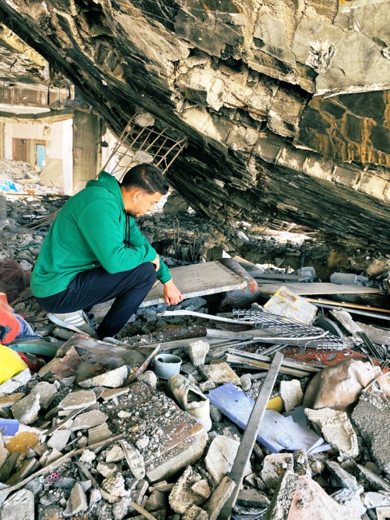 ehabsami93's tweet photo. We are a family from Gaza, trying to rebuild our future after the war swallowed our past and every beautiful memory.
If you believe we deserve a better life, leave a dot in the comments.
To help: 🔗 https://t.co/avrfVqhtrg https://t.co/KCyeP3HZpy
