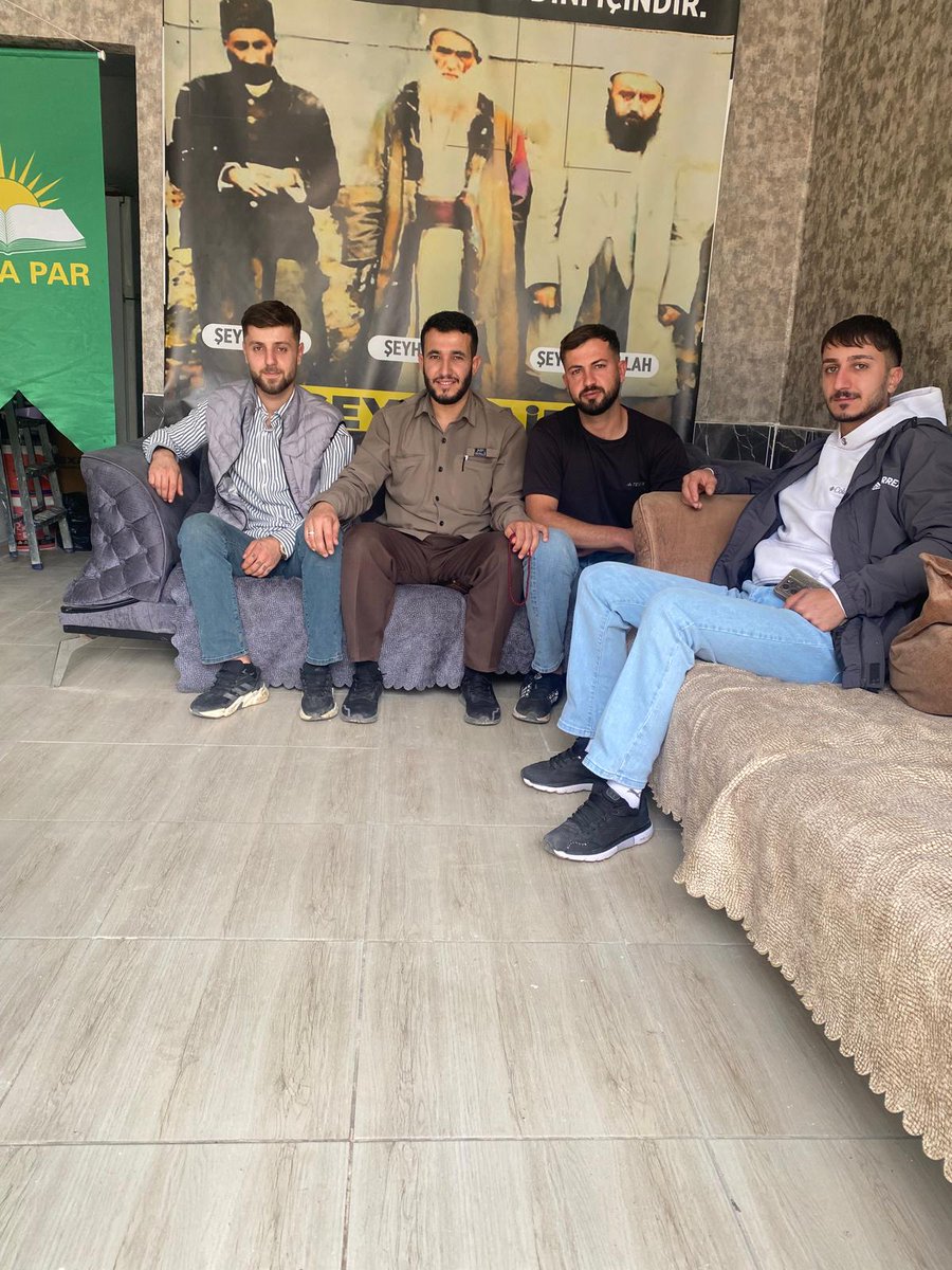 Dicle'li gençlerimiz Ahmet,Berşem, Yusuf ve İskender kardeşlerimiz bizi ziyaret ettiler.
Bizleri onurlandıran bu ziyarette, gençliğin mevcut durumu ve manevi donanımımız üzerine verimli bir muhabbet gerçekleştirdik.
Kendilerine bu nazik ziyaretleri için çok teşekkür ederiz.