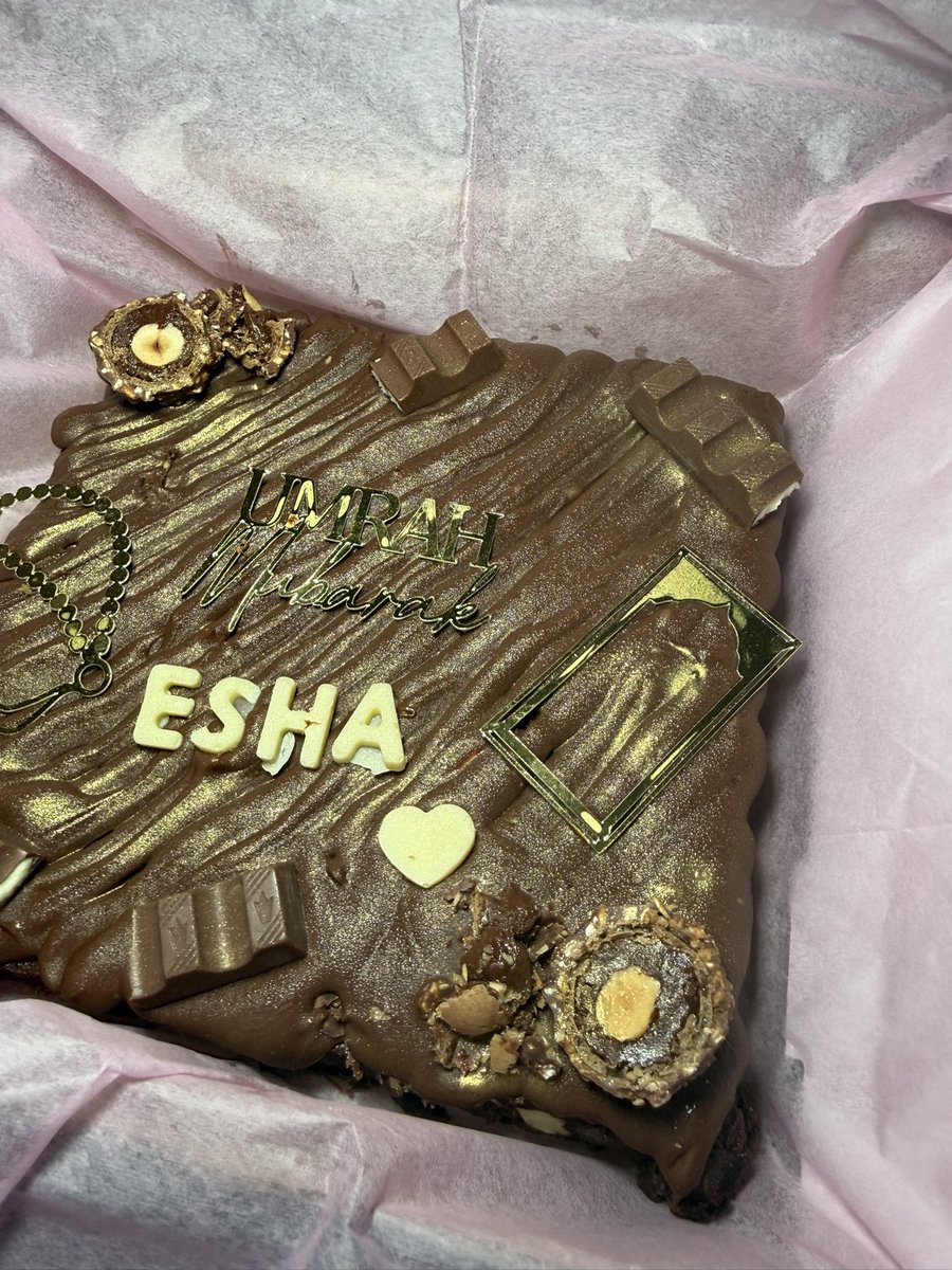 lemonbakes_x's tweet photo. Umrah Mubarak brownie slab 🤍 https://t.co/yINdXHBV4V