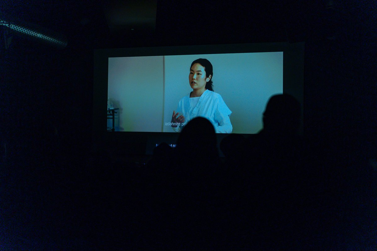 Večer je donijela snažne priče o sjećanju i suočavanju s prošlošću uz filmove The Commandant’s Shadow, The Little Sister i Orwell 2+2=5. Emocijama i razgovorima ispunjen dan zaokružen je dijalogom koji spaja, ne razdvaja.