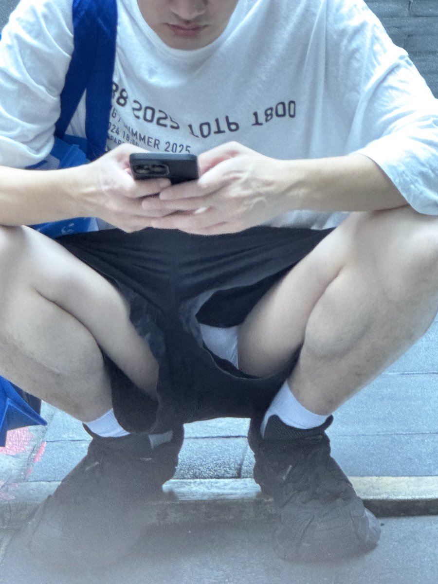 剛在silom路上看到一個內地弟弟蹲街口