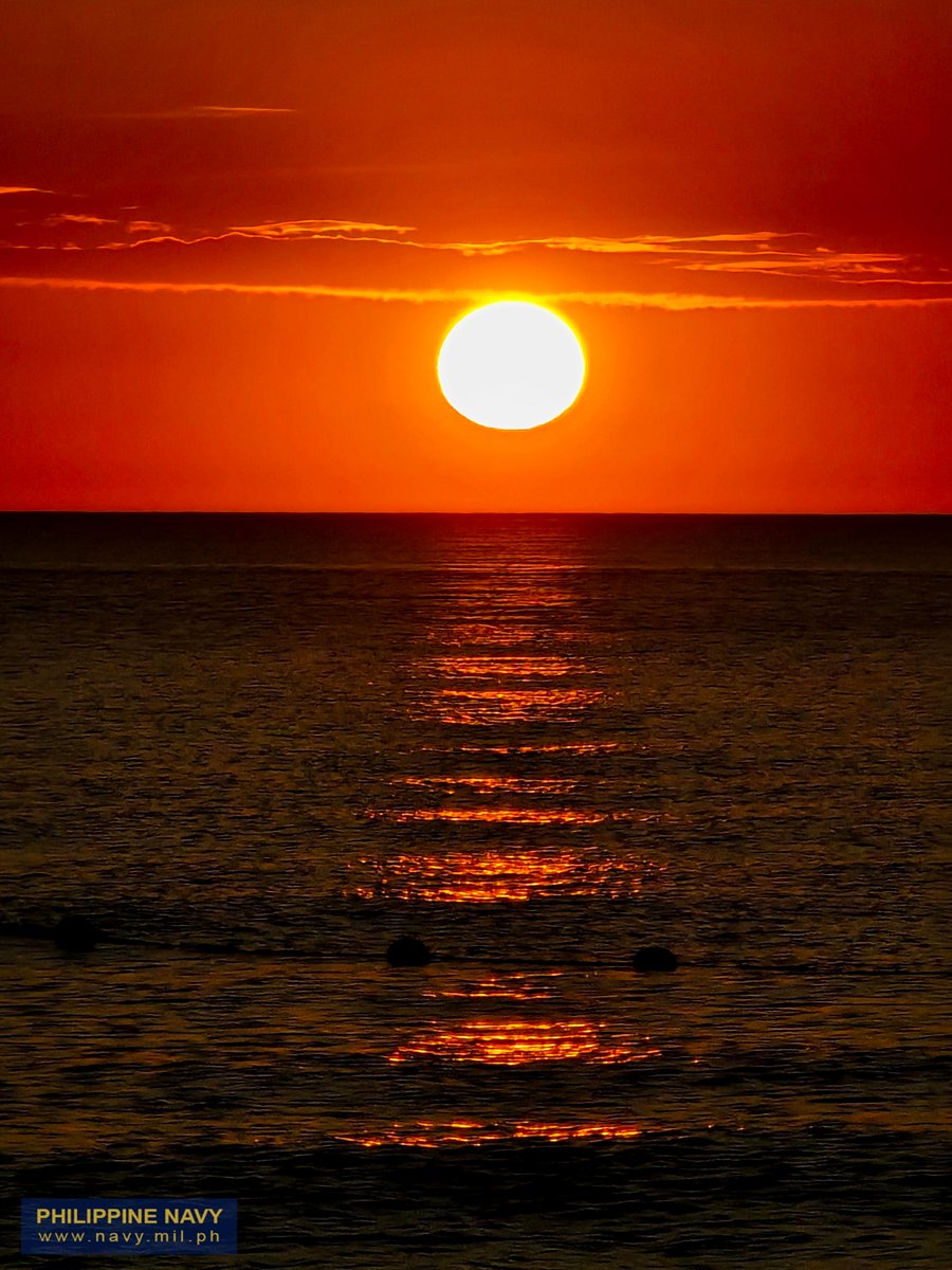 Philippine_Navy's tweet image. SUNSET SATURDAYS 🌅
“See the beauty of sunset to enjoy the passion of life.” —Debasish Mridha
📸: Vhea Vidallon
👉🏽facebook.com/share/p/16GGiq…
#GreatShot 📸👌🏽
#ProtectingtheSeasSecuringOurFuture
#ModernandMultiCapablePHNavy
#OneAFPOnePhilippines
#StrongAFPStrongPhilippines