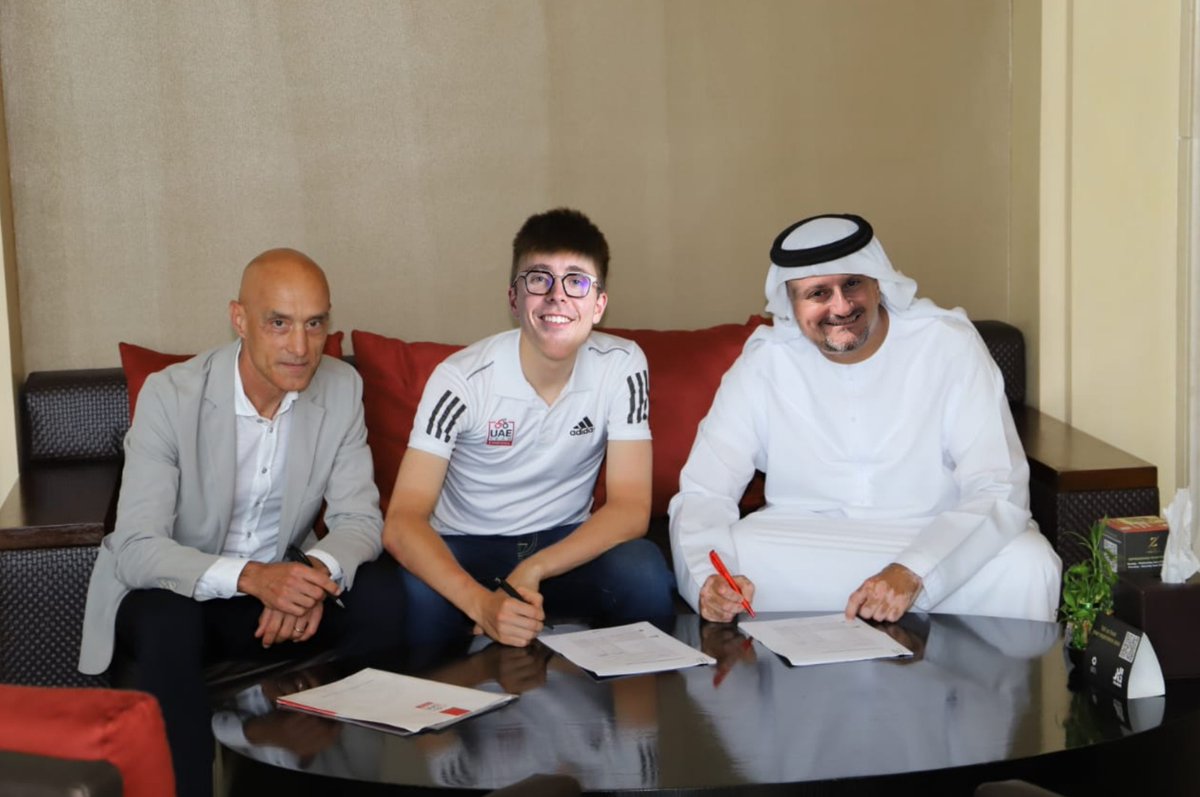 Photo exclusive de la signature :