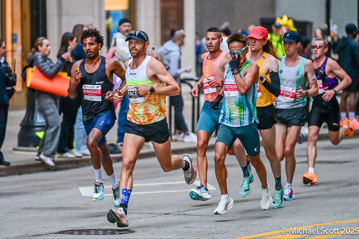 urimiscott's tweet photo. 2016 Olympic marathoner @jwardy21 paced one of the men’s professional groups for the first half of the @ChiMarathon
#ChicagoMarathon #ChiMarathon #USATF #TeamUSA https://t.co/tgaF0TuYRP