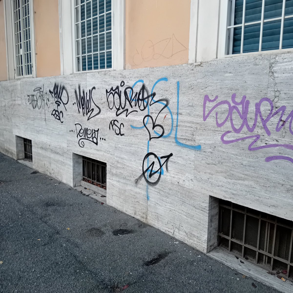 weecalvin1509's tweet image. Rome is a lovely city, but like many cities, is totally spoiled by graffiti. The authorities should declare total war on these vandals who degrade us all. Simple solution. Catch them, give them Brillo Pads and make them remove all their work. No mercy. #ElbowGrease
#RantOver