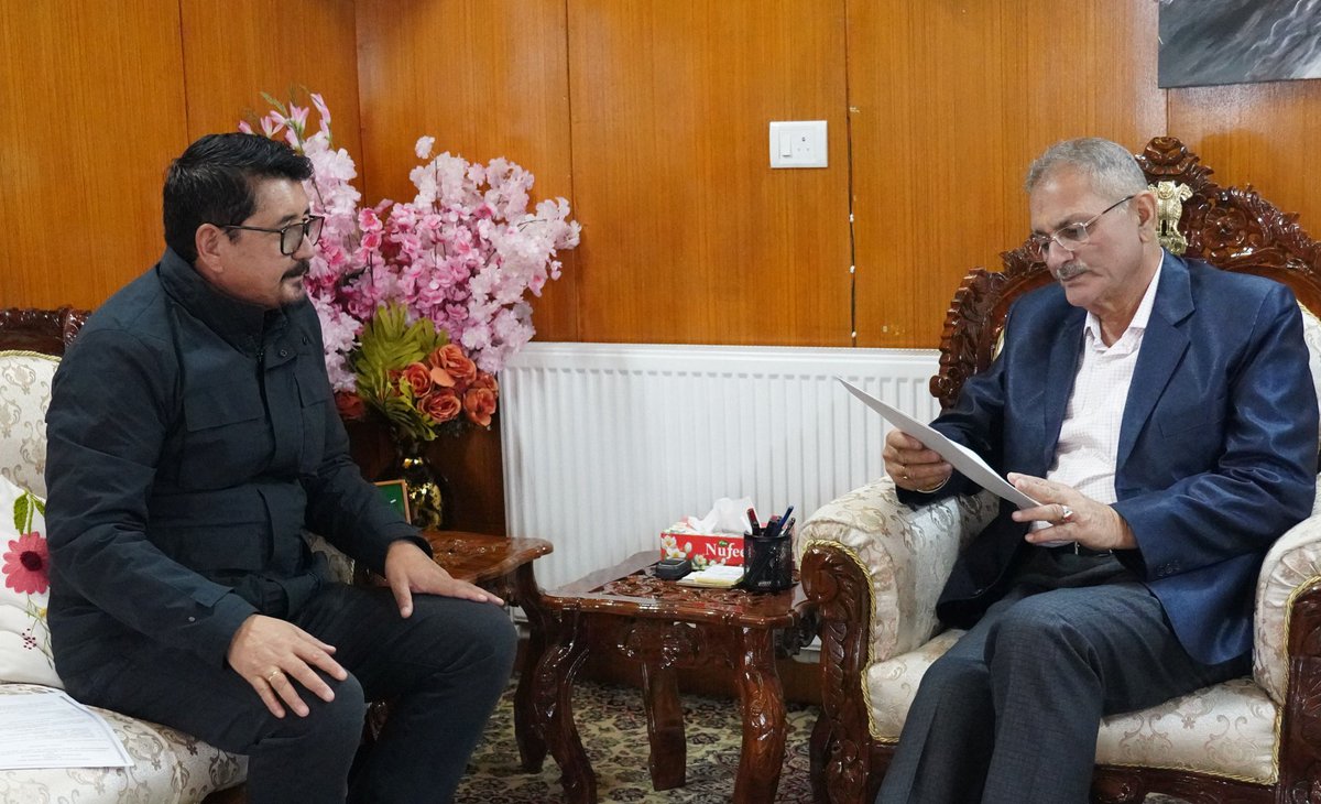 lg_ladakh's tweet photo. CEC LAHDC Leh, Adv. Tashi Gyaltson, called on Lt Governor Shri @KavinderGupta at Raj Niwas, Leh, & presented a copy of the MoU signed between Arkhangai Province, #Mongolia & #LAHDC Leh, UT #Ladakh, India, marking a step forward in international cooperation & regional partnership. https://t.co/U0JudmbDMb