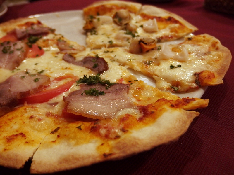 coldharry's tweet photo. 美味しい食事は心の栄養になる(ことがある)。
町田の古い商店街を歩く前に寄ったイタリアンのお店はとても旨かった。生ハムにリコッタチーズと合せてあるのはシャインマスカット。ポルチーニ茸と自家製サルシッチャのペペロンチーニ、麵が独特のモチモチ感で、自家製麺と聞いて納得。
#Erbetta https://t.co/LIVviZ78Hv