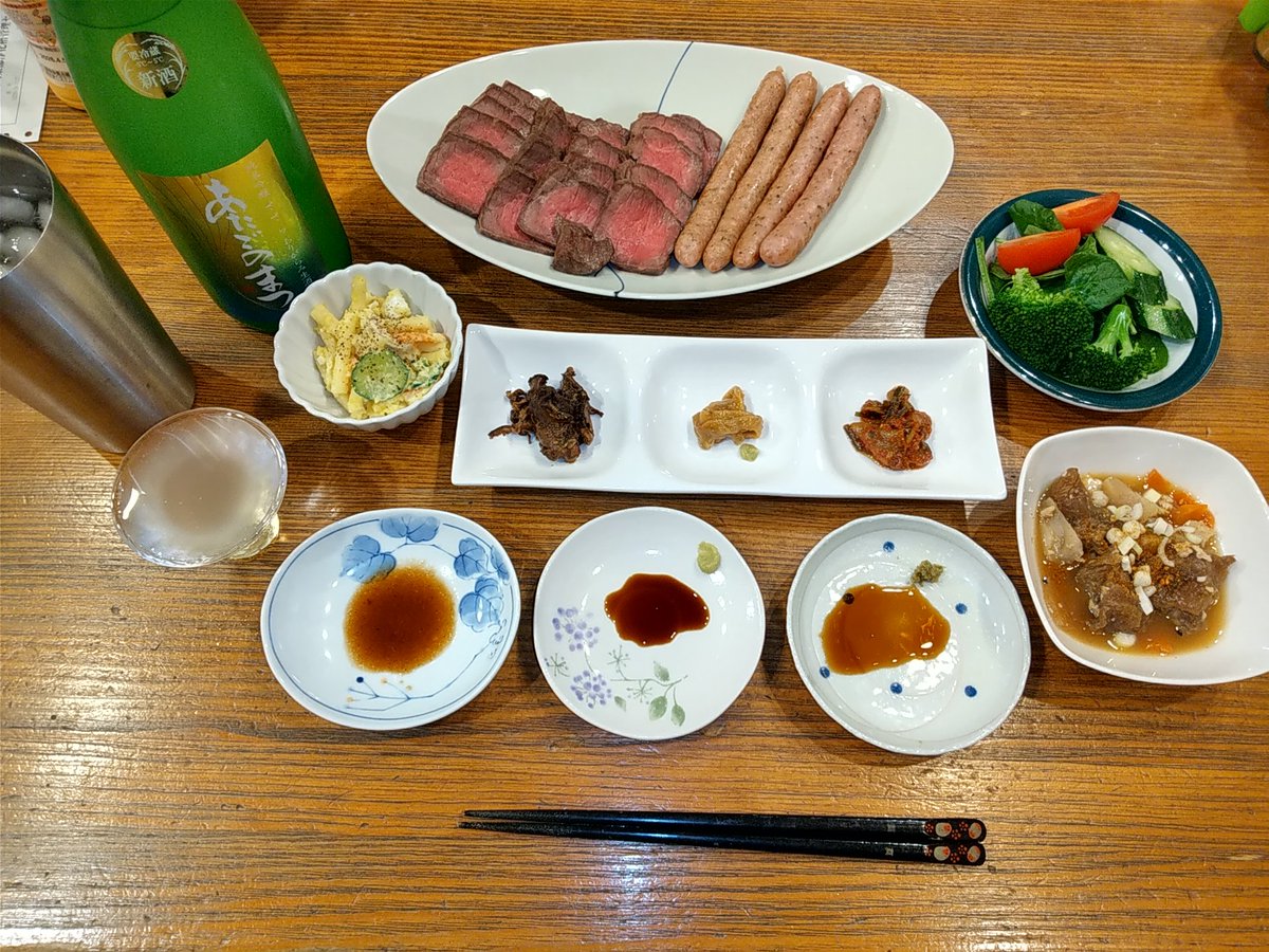 週末居酒屋mako…
ローストビーフ。柚子胡椒&amp;ポン酢、山葵&amp;醤油、適当に煮詰めたソースで。
ソーセージ、ポテサラ、スジ煮やら居酒屋メニューで…
牡蠣佃煮。ほやほや屋さんの塩辛、ほやチャンジャも。
あわせるは…新酒登場！あたごのまつ純米吟醸ささらおりがらみ新酒。
「酒、5杯いげっど！」