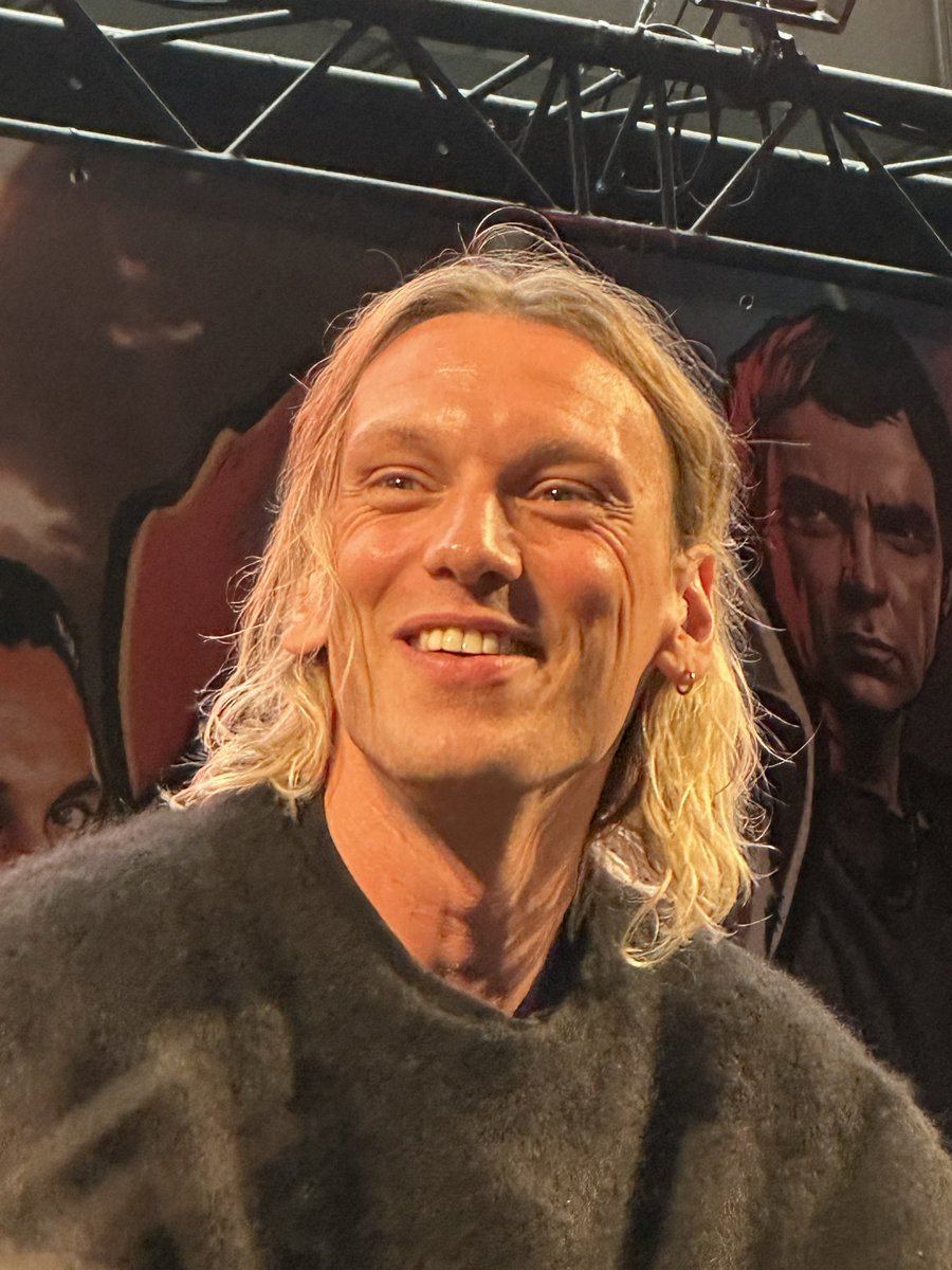 Si quelqu’un a filmé le tout début du Panel de Jamie à Bruxelles quand il parle d’Ezra et Freya je prends volontiers 🥰