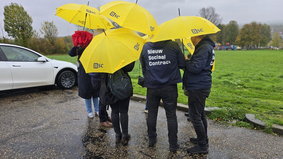 suusonline's tweet image. Team @NSC_Limburg actief door weer en wind voor #NSC in @GemSimpelveld 👊🏻 
De sfeer zit er goed in. Wat een leuke club! 
#StemNSC