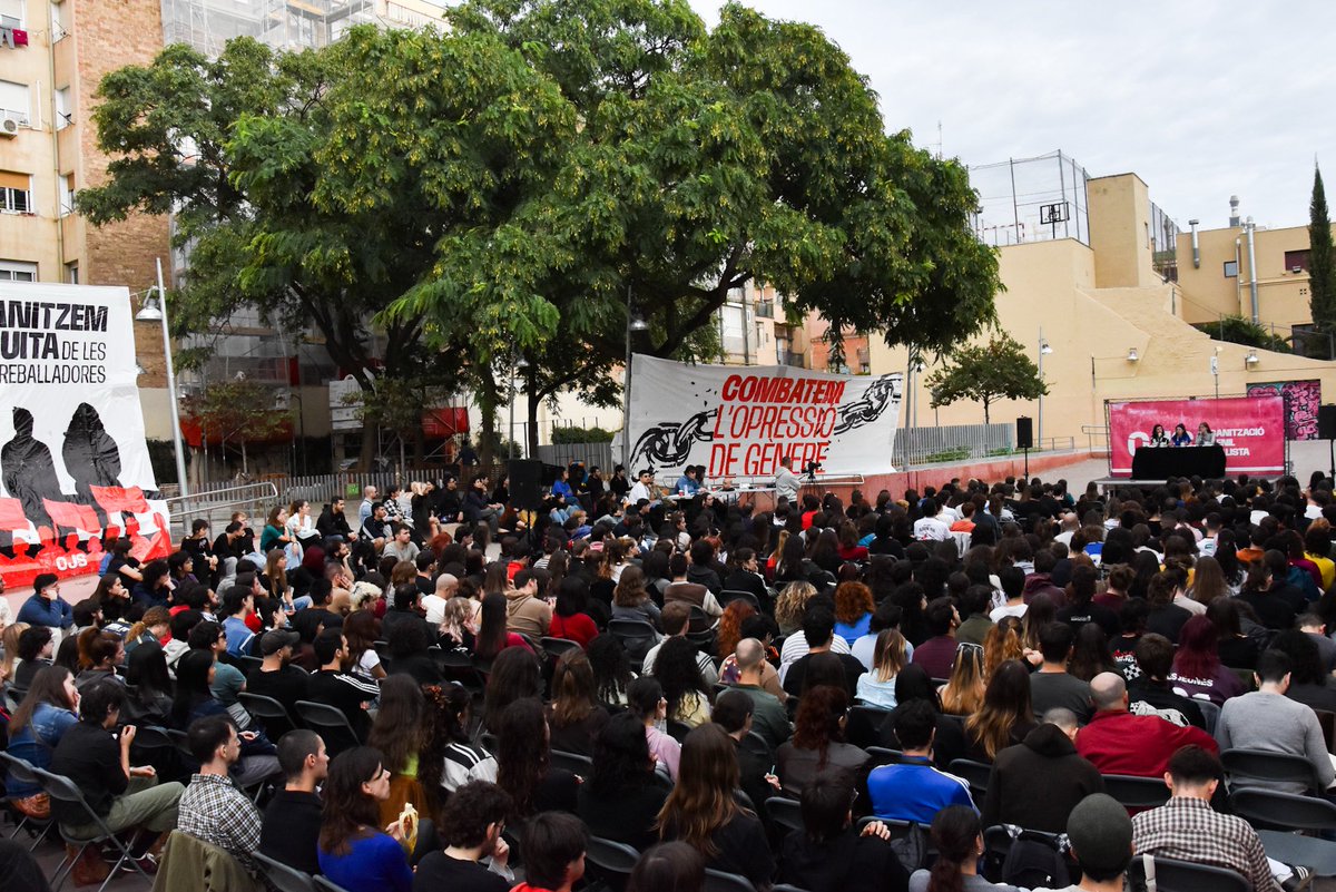 🔴 Jornada política || Combatem l'opressió de gènere 

Comença la jornada política amb més de 400 persones a la plaça del Poble Gitano.