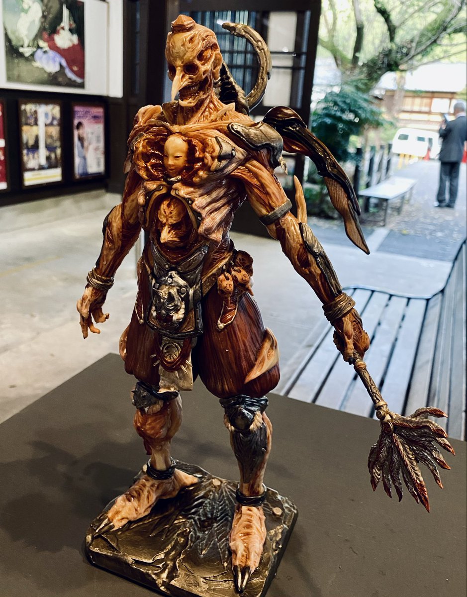 📣展示のお知らせ
「未来のえいでん」という叡山電車100周年記念のアートプロジェクトに作品を2作品、展示しています
お近くにお越しの際はぜひご高覧ください

場所:叡山電車 鞍馬駅 待合室
期間:2025/10/25〜12/07 
#叡電 #sculpture #えいでん

▼「天狗道 魔縁:鴉（カラス）」
作品詳細はALTへ