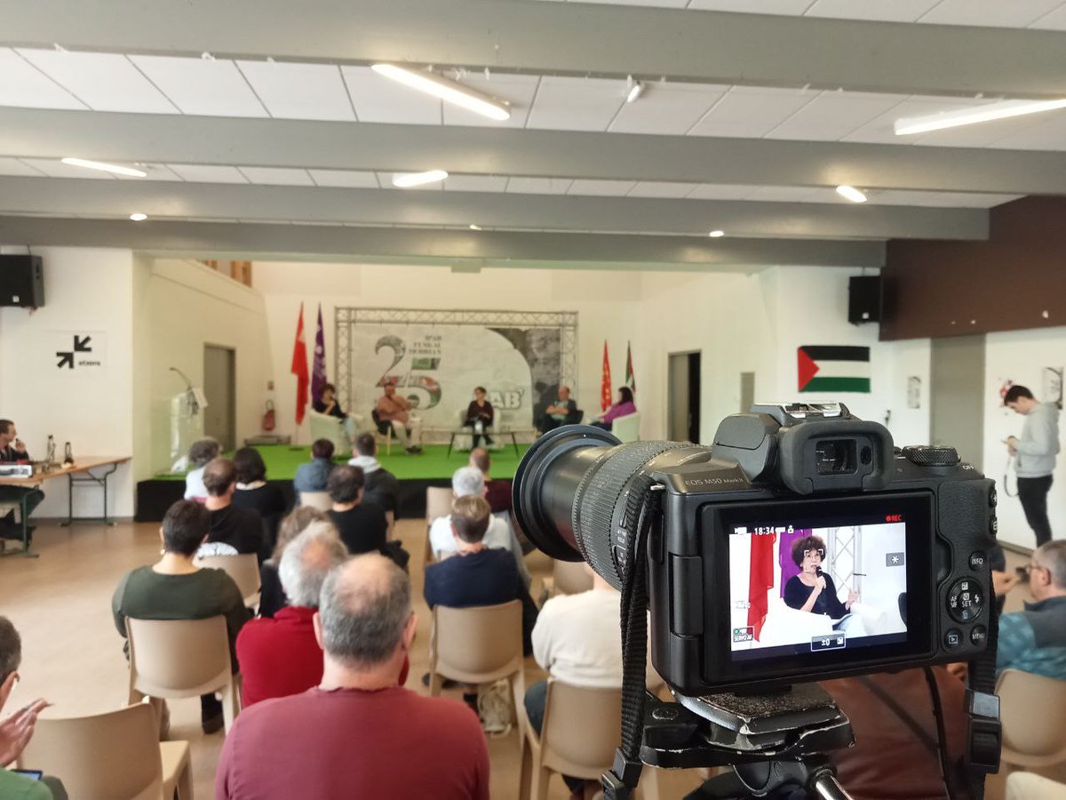 LABen sorrera, mugarriak eta erronkak hizpide, Maite Ubiria kazetariak gidatuta: Dominika Daguerre (Ipar EHn LABeko sortzaileetariko bat), Eñaut Aramendi (bozeramaile ohia eta funtzio publikoko arduraduna), Henri Perez (Sokoako delegatu ohia) eta
Evelyne Mouesca delegatua.