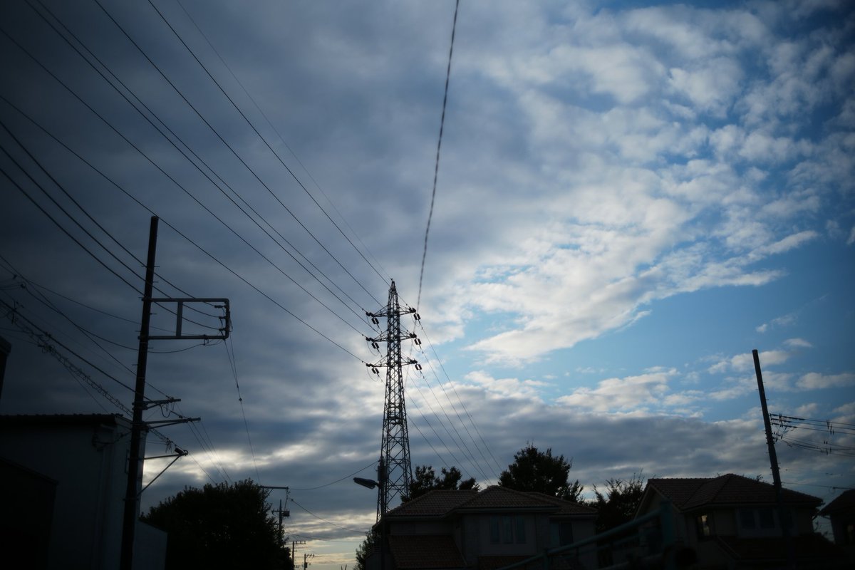 HueBrener's tweet photo. 鉄塔と空
寒い日が続きますね
お散歩するとぽかぽかするけど
土日は雨で行く気になれず…
#LEICA_M10P
#Leica #Leicam10p
#LightLensLab35mmF2
#周八枚 https://t.co/c3F0MeUItm