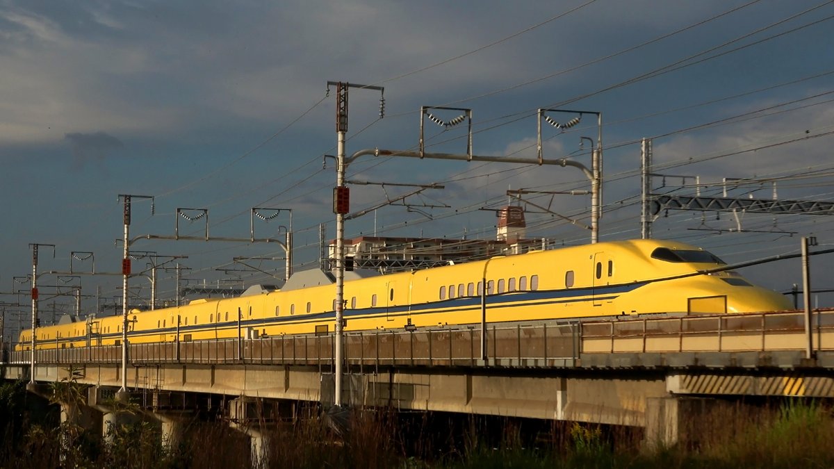 Aimyu_RailMov's tweet photo. 1年前の今日。
どれも変貌を遂げていたりいなかったりと、時代の流れを実感しながらアルバムを振り返る今日この頃です…
#nbus #名鉄 #ドクターイエロー https://t.co/VmJpP5Y9eP