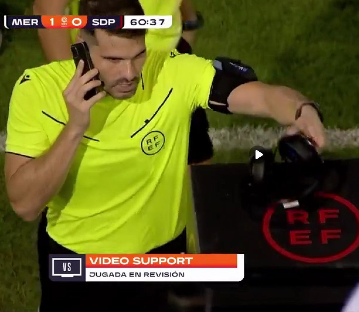 El VAR ayer en el Mérida - Ponferradina.

Pa' lo que hemos quedao'…