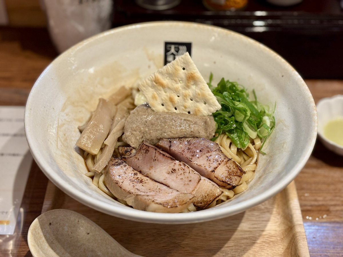 【麺処 天川】
・丹波黒どり鶏油ときのこムースのまぜそば

ムースとクラッカーを前菜的にいただき…
Buono！泡飲みてぇてぇ🍾

蒸気を駆使した風味でなく凝縮した旨味でクリティカルに秋を感じさせるテクニカルな一杯🍄‍🟫

とってもottimoは当たり前だのアマッカワー。美味しい！楽しい！大好き！
