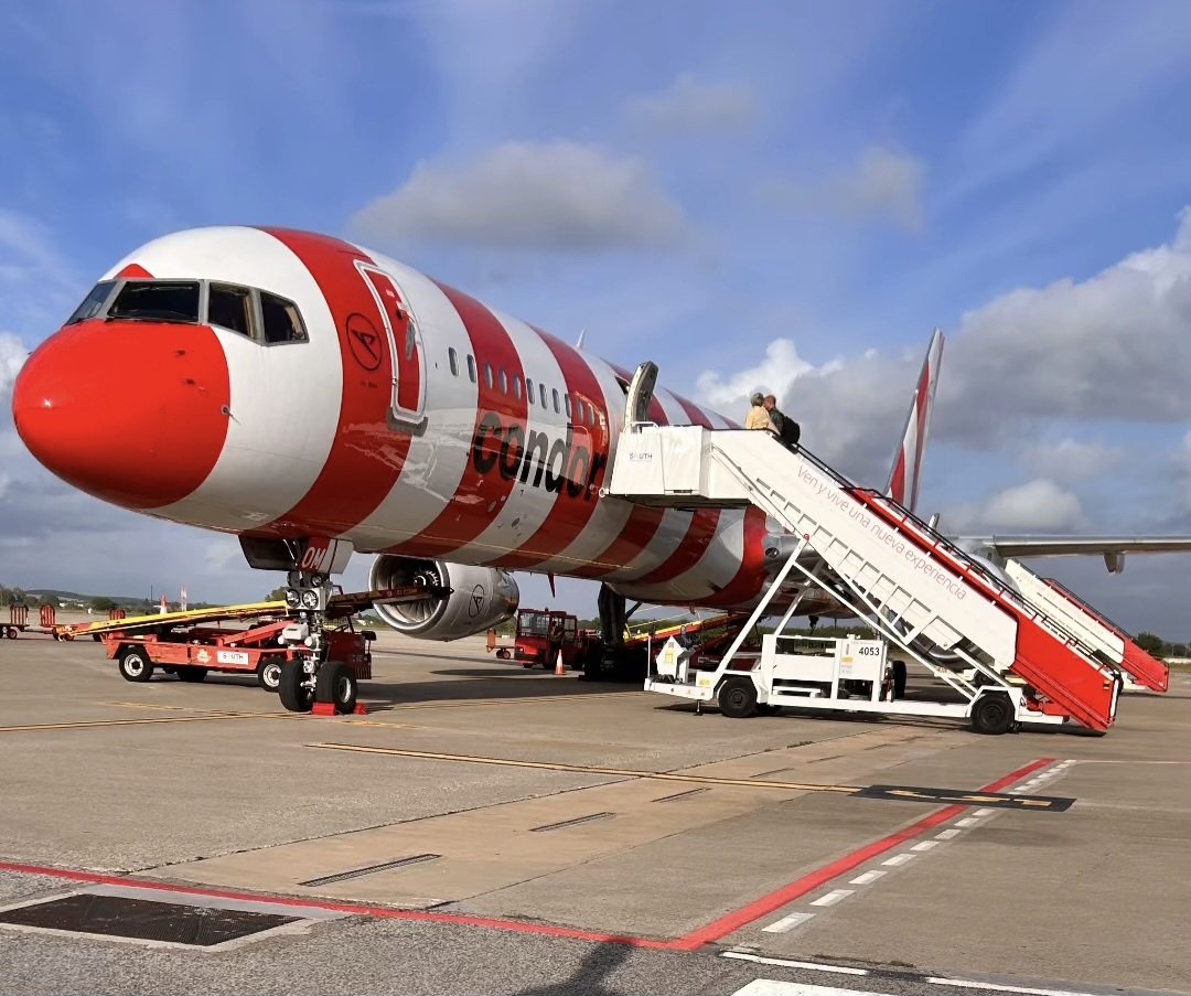 Es el fin de una era. Los B757 de #Icelandair y #Condor eran muy común en Jerez, pero ya no los veremos más ya que las aerolíneas están retirando toda la flota. Hasta siempre amigo‼️