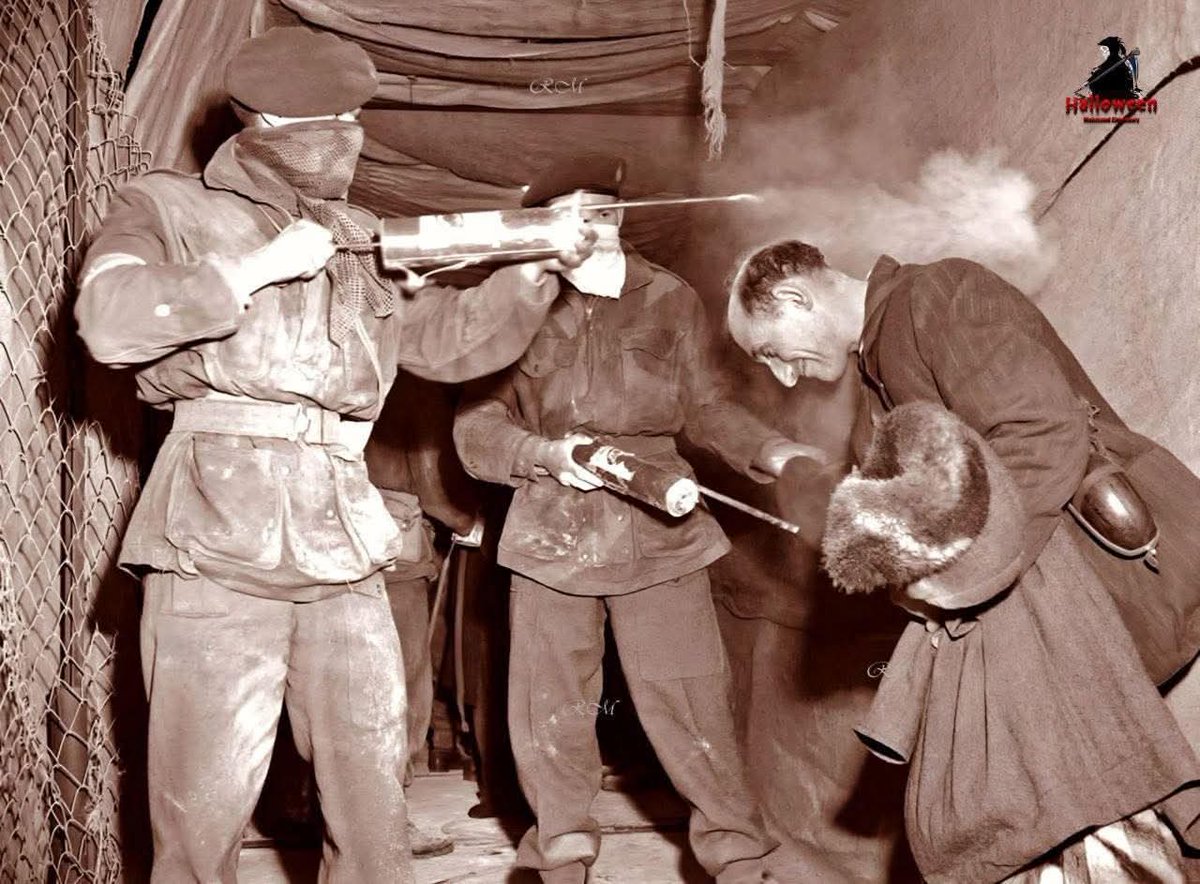 الصورة لـ مُهاجر يهـودي أوروبي وصل إلى القدس العربية سنة ١٩٤٧م
والصورة توضح جنديين بريطانيين يحاولا تنظيف هذا المهاجر، قبل دخوله إلى القدس الشريف، وعملية الرش والتعفير كانت تتم لليــهود وقتها بمبيد الـ(D . D . T)، وهي مادة كانت تستخدم لتنظيفهم من القمـل والبَّـق والحشرات المُعدية