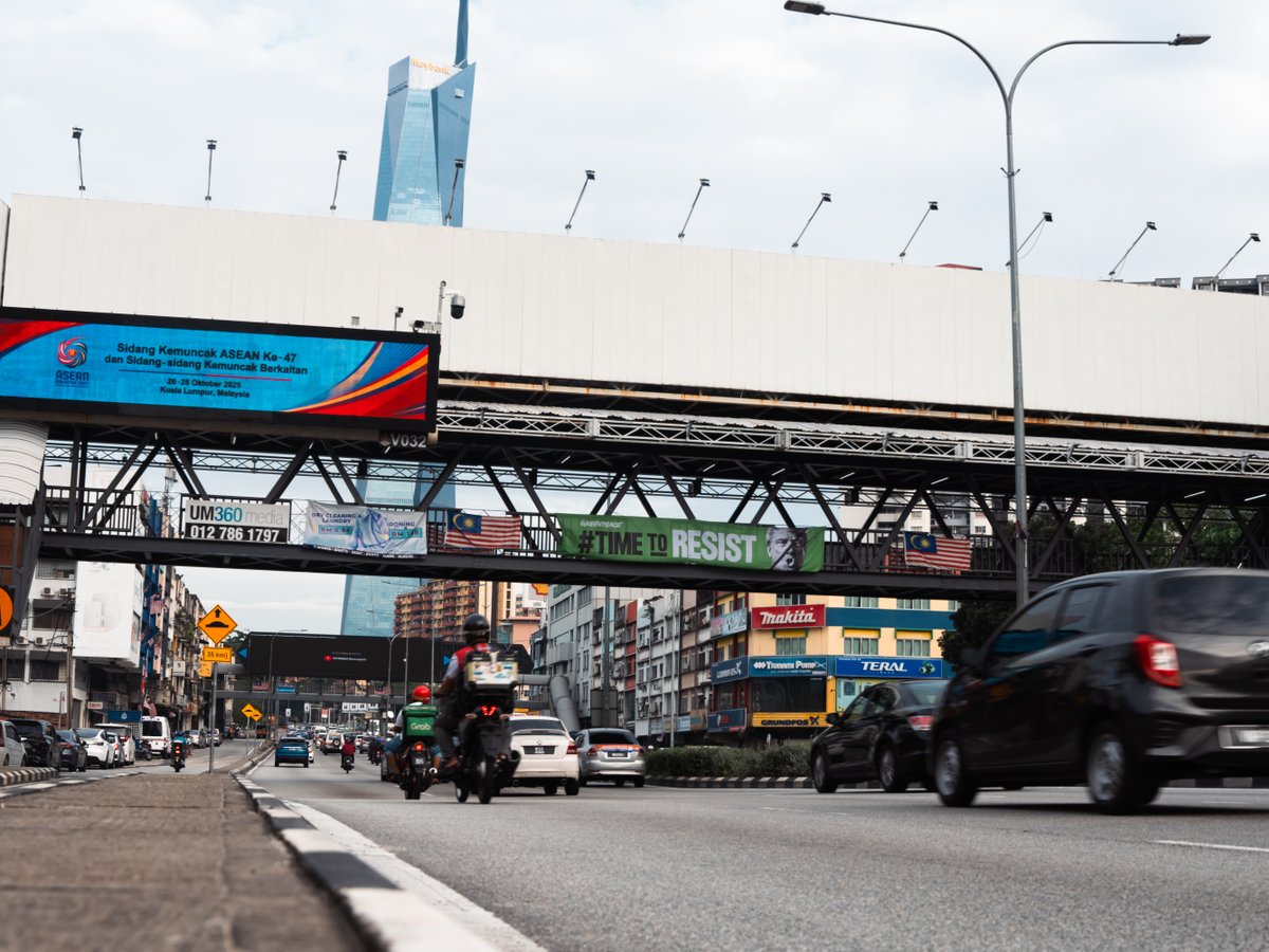 GreenpeaceMY's tweet photo. A day before Trump’s arrival, Greenpeace Malaysia stood for peace, justice &amp; Earth.

You can’t veto peace then sell it. You can’t deny climate change &amp; claim to save Earth.

ASEAN must stand for integrity, not hypocrisy.
#TimeToResist #DontSellOut #PoliticiansTalkLeadersAct https://t.co/UUTWtQs2dh