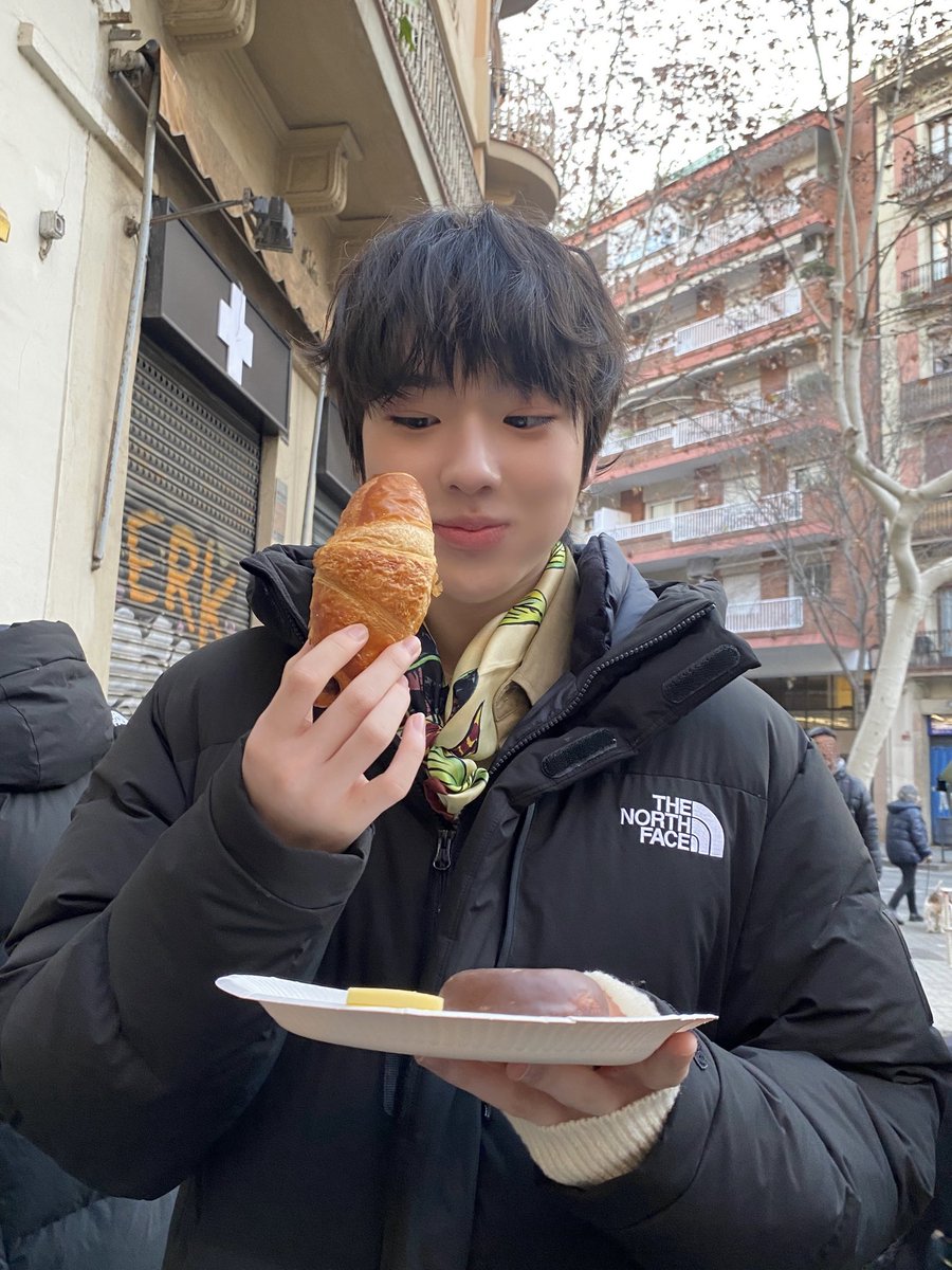 사쿠야의 이 빵을 사냥해버릴거같은얼굴이 너무너무 귀엽고 완전베티