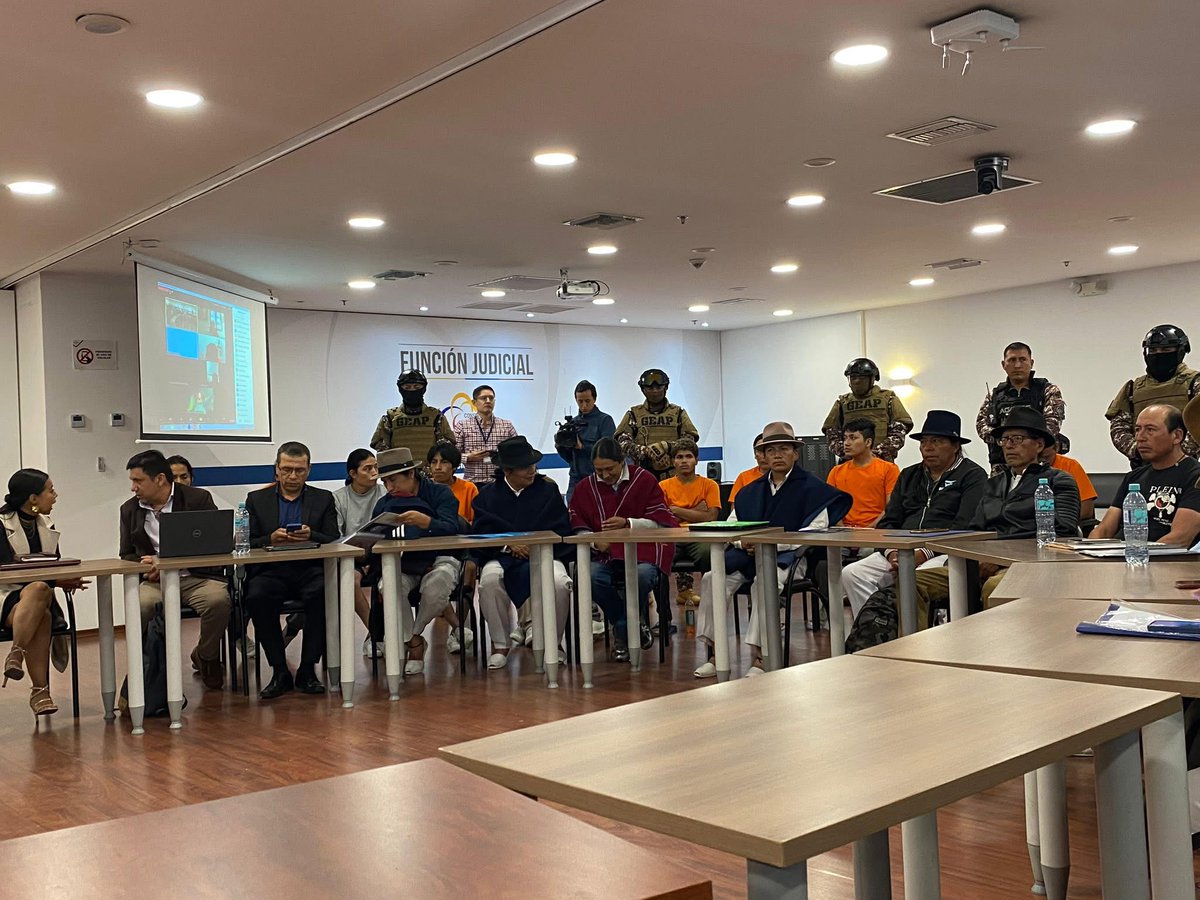 WILLARIPAY's tweet photo. La lucha de los hermanos de Otavalo contra las medidas económicas del gobierno de derecha, enfrentando la violencia y el atropello a los derechos humanos. Las manifestaciones de 31 días no cesaron hasta lograr la liberación y el retorno de los 12 detenidos. 
#Libertad12Otavalo https://t.co/XF1RgYrDQ6