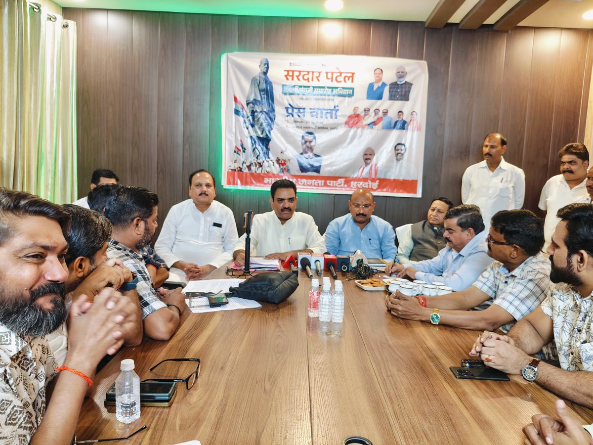 MPSinghRanu2's tweet image. लौह पुरुष सरदार वल्लभ भाई पटेल जी की 150वीं जयंती के उपलक्ष्य में आयोजित होने वाले कार्यक्रमों के निमित्त जिला भाजपा कार्यालय पर जिला अध्यक्ष अजीत सिंह बब्बन जी की अध्यक्षता में आयोजित पार्टी समन्वय बैठक में मा मंत्री @asim_arun जी द्वारा दिशा-निर्देश एवं मार्गदर्शन प्राप्त किया