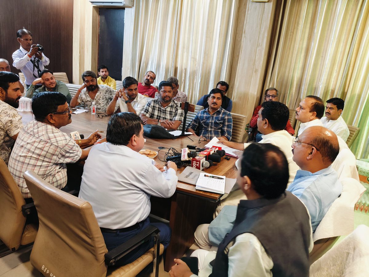 MPSinghRanu2's tweet image. लौह पुरुष सरदार वल्लभ भाई पटेल जी की 150वीं जयंती के उपलक्ष्य में आयोजित होने वाले कार्यक्रमों के निमित्त जिला भाजपा कार्यालय पर जिला अध्यक्ष अजीत सिंह बब्बन जी की अध्यक्षता में आयोजित पार्टी समन्वय बैठक में मा मंत्री @asim_arun जी द्वारा दिशा-निर्देश एवं मार्गदर्शन प्राप्त किया