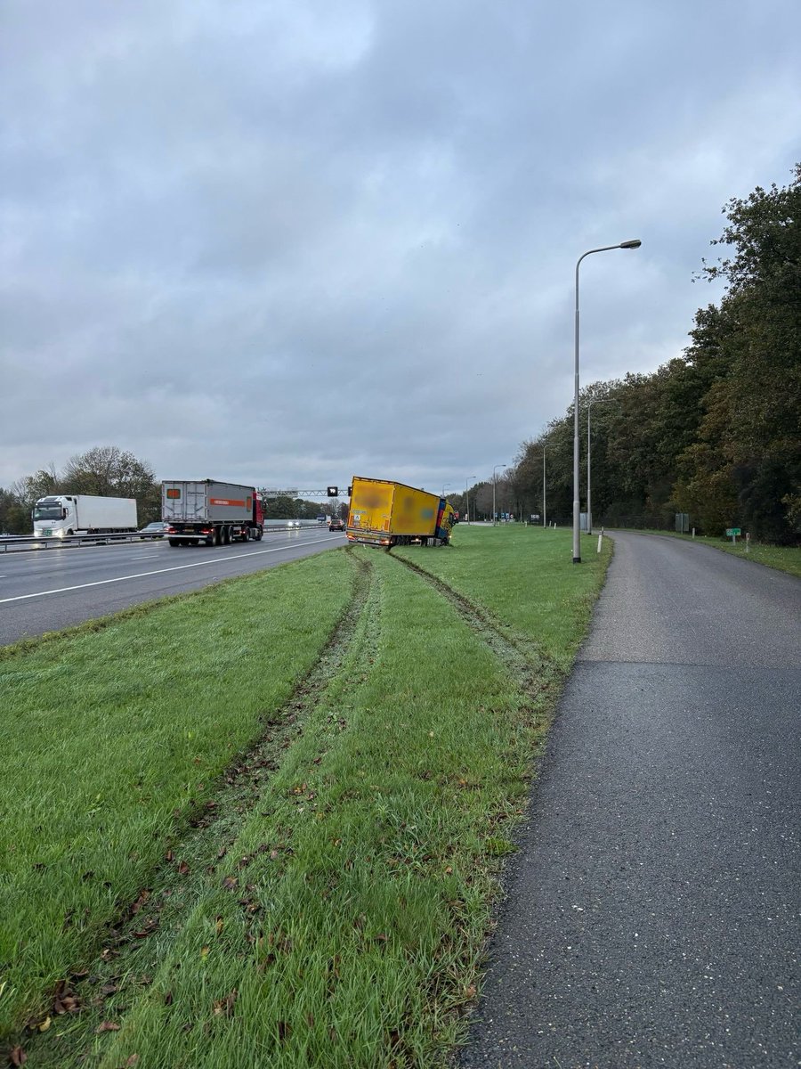 Vrachtwagen van de weg geraakt op A28 bij Zwolle