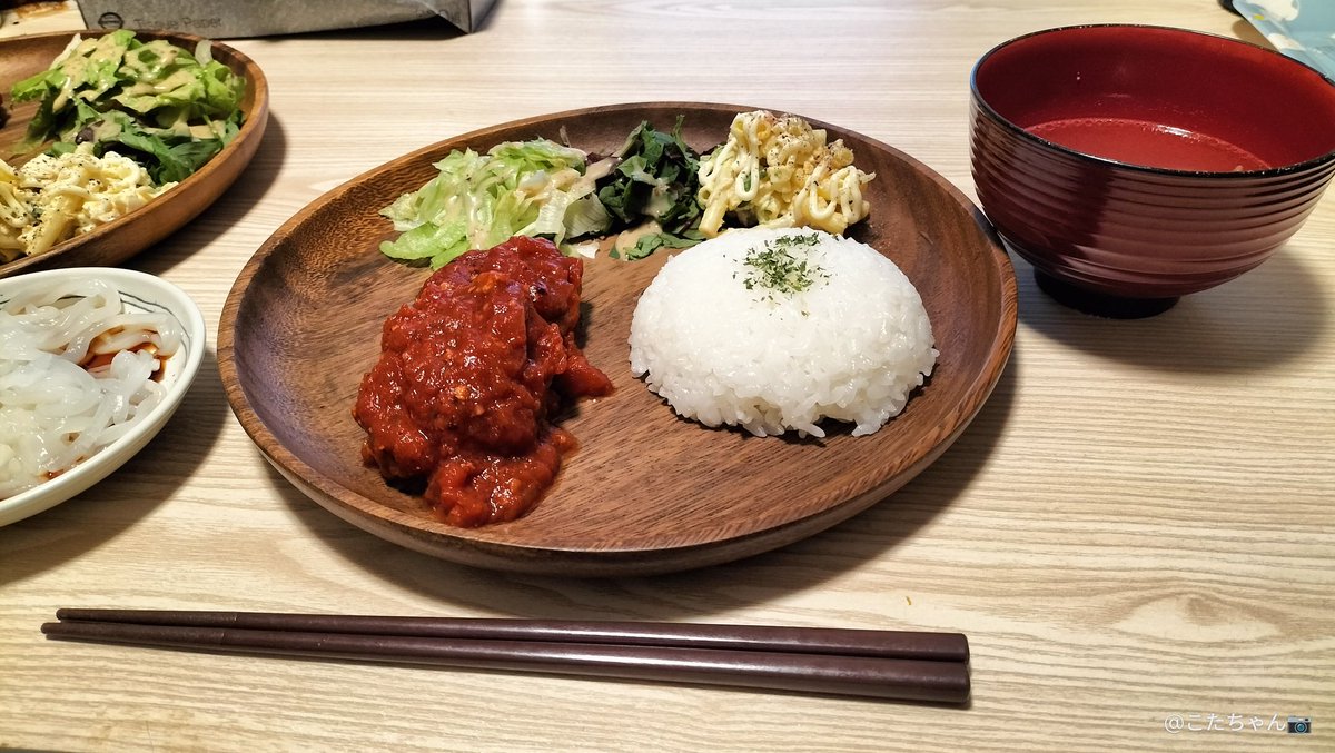 Shyokunin_k's tweet image. 皆さんこんばんは☺

✨今日の手作り夜ご飯
　　お品書き🍚🥢

1⃣ごはん
2⃣テールスープ
3⃣マカロニサラダ
4⃣イカ刺し
5⃣ベビーリーフとレタスのサラダ
6⃣トマト煮込みハンバーグ

#夜御飯
#夜メシ
#夜食
#夜ごはん
#手作り料理