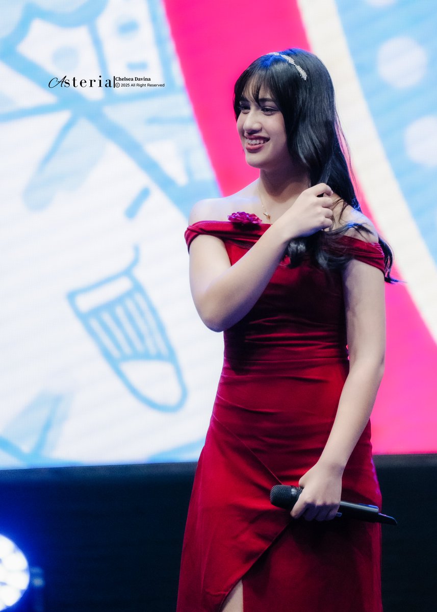 Asteria231209's tweet photo. Who needs roses when she’s already blooming in red?

@DC_ChelseaJKT48 
SISTER REUNION, Personal Meet &amp; Greet JKT48
251025
#Chelsjourney #Cheantik #ChelseaJKT48 https://t.co/pQejrgl05h