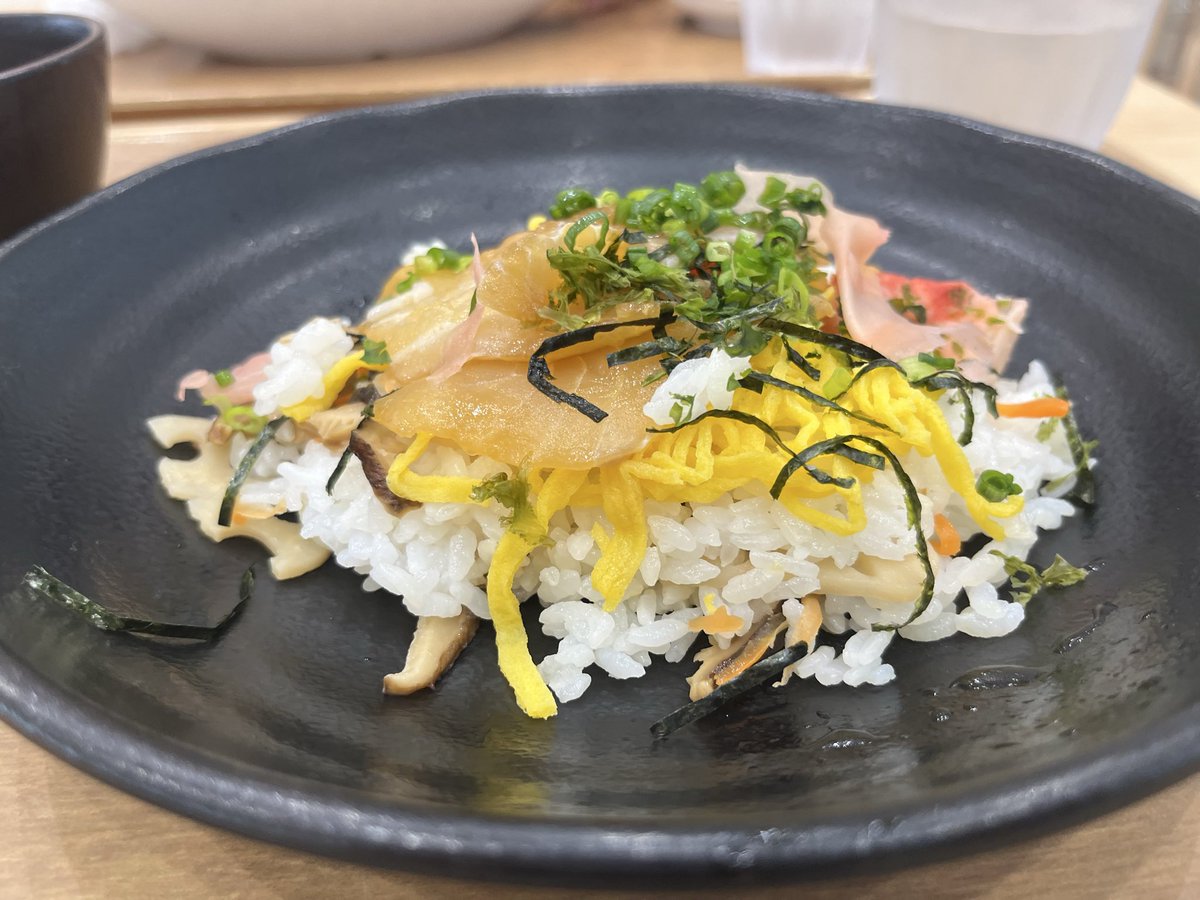 fp_raku's tweet image. このお値段で、今日のflumpoolのライブを観させいただき、帝京大学やスタッフの方や関わられた皆様ありがとうございました🙇🏻また違う、学生向けと感じる熱いライブ。楽しくて最高でした✨
とっても綺麗な大学で、6階の学食のチラシ寿司も美味しかった！

#flumpool
#帝京大学
#青舎祭