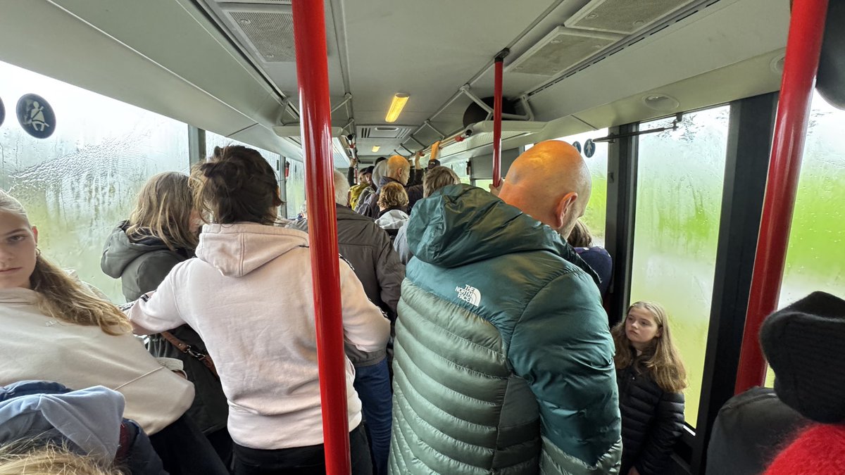AndyBTravels's tweet image. Travelling First Class with @db_bahn @DB_Presse between Amsterdam and Berlin…..

This is where there is an issue when there is disruption! 

Also pity anyone travelling with a wheelchair or a bike…

No First Class provisions is very much a #firstworldproblem should passengers