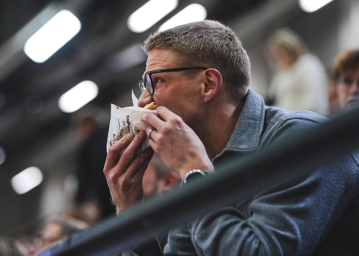Juho Nenosen omin sanoin :
On muuten erilaista kattoa korista kun on hodari kahdella nakilla naamassa 😂
#korisliiga 
<a href="/Korisliiga/">Korisliiga</a> <a href="/JNeponen/">Juho Nenonen</a> <a href="/salonvilpas/">Vilpas</a> <a href="/SuplaNBA/">Keskelle keksintöä</a>