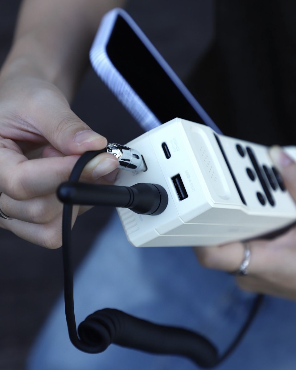 TROZK_US's tweet photo. Weekend getaway? Just go ✈📡
Stay powered up in style with the Cellular Power Bank —
full vibes, full battery, anywhere you wander ✨

#trozk #trozkpower #powerbank #techgadgets #techlife #travel #traveler #travelling #techgadgets #giftideas #travelaccessories #design #retro https://t.co/ELnUFczRRb