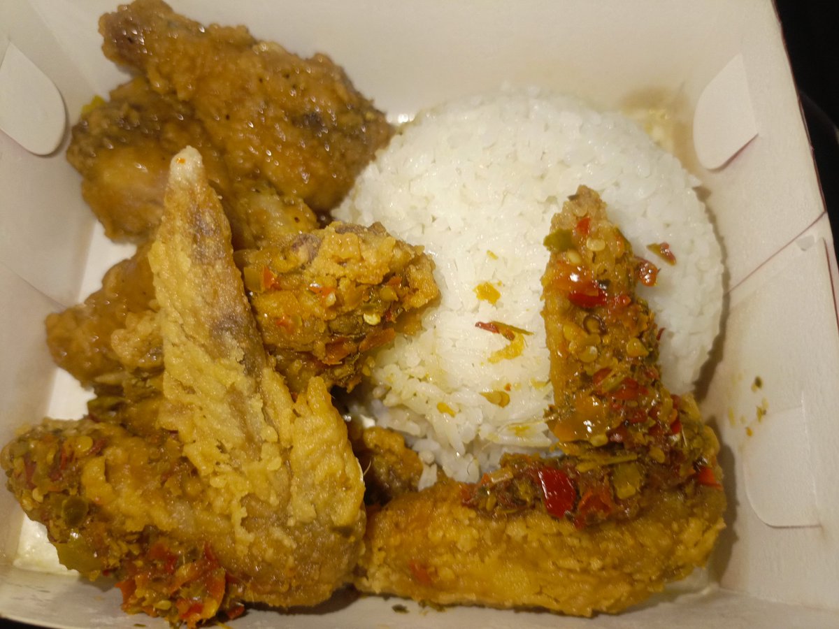 家の人がみんな出かけているので、チキンウィングのセットを買うことにしました。
これから数時間は腐らないといいな〜www
いただきます！