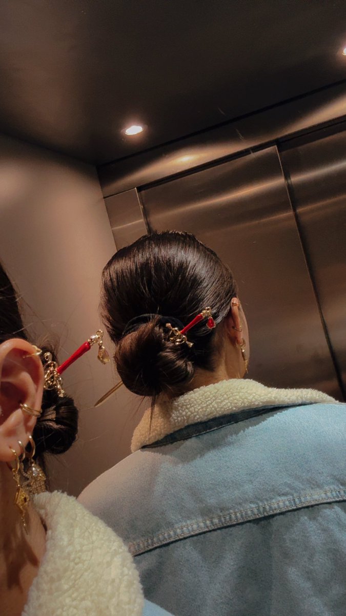 De afgelopen dagen weer met migraine vast geplakt aan de bank gezeten &amp; wat issues met me lip piercing…💔

Nu gaat het gelukkig weer de goede kant op en ik weet dat jullie smachten om mij weer te mogen zien👀

Vandaag online voor échte subjes only💸

Findomnl Femdom Tikkieslaaf