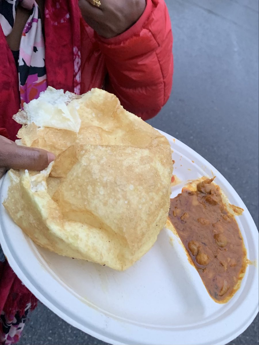 ShoAsako's tweet image. バングラ姉さんを連れてdiwali西葛西に駈込み参戦😋ダヒプリとチョレバトゥーレー食べて弱い雨に負けずスパ活してきた❤️心を込めて揚げてくれたバトゥーレはアツアツでおいしかった❤️ #ディワリ西葛西
#happydiwali
#ダヒプリ
#ohバイヤー